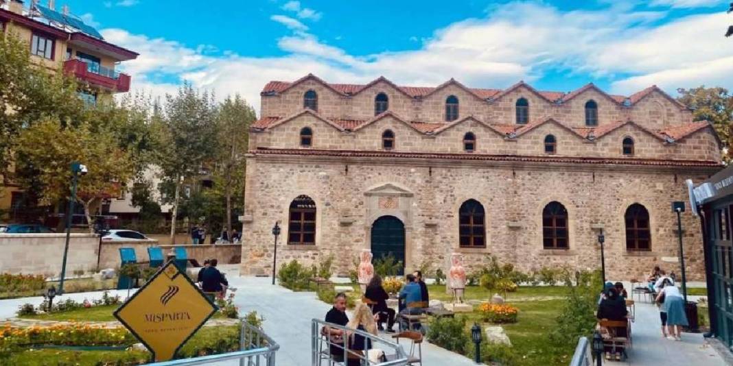 Gün içinde renk değiştirmesiyle dikkat çekiyor: ‘Türkiye’nin 7 renkli gölü’ 4